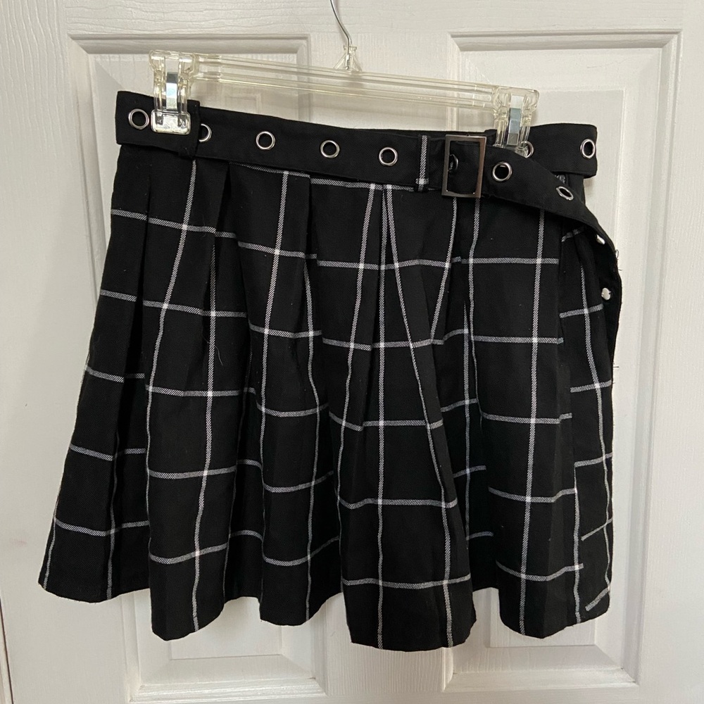 Hot Topic Black White Pleated Skirt Grommet Belt
